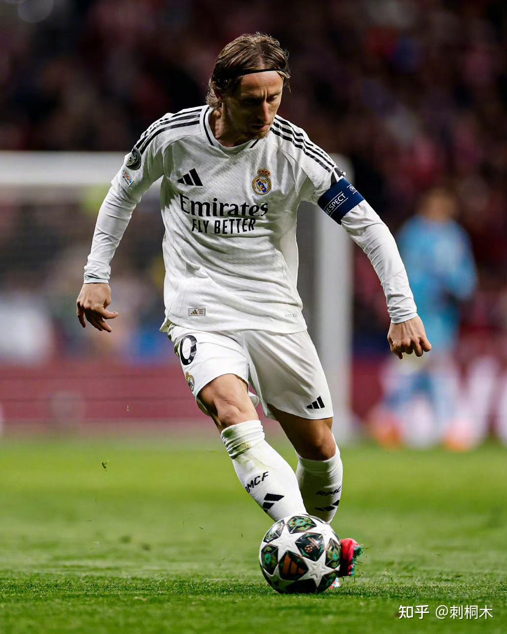 TyC记者：斯卡洛尼将带着大力神杯参加世界杯抽签仪式