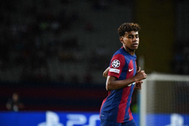 足球摄影的十个抓拍技巧（足球摄影：10个瞬间捕捉要点）